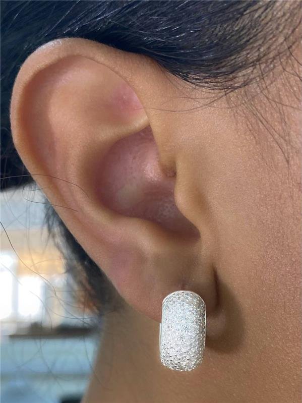 BRINCO ARGOLA ABAULADA CRAVEJADA