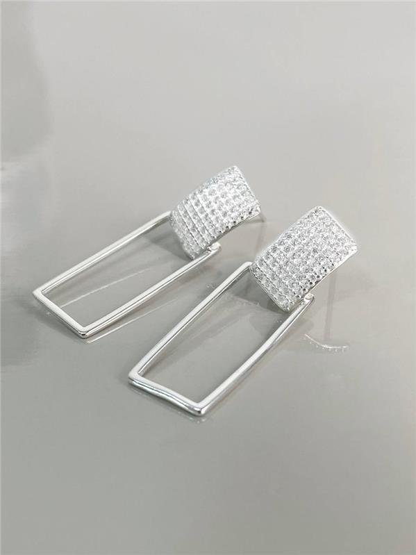 BRINCO C/PINGENTE RETÂNGULAR VAZADO E CRAVEJADO