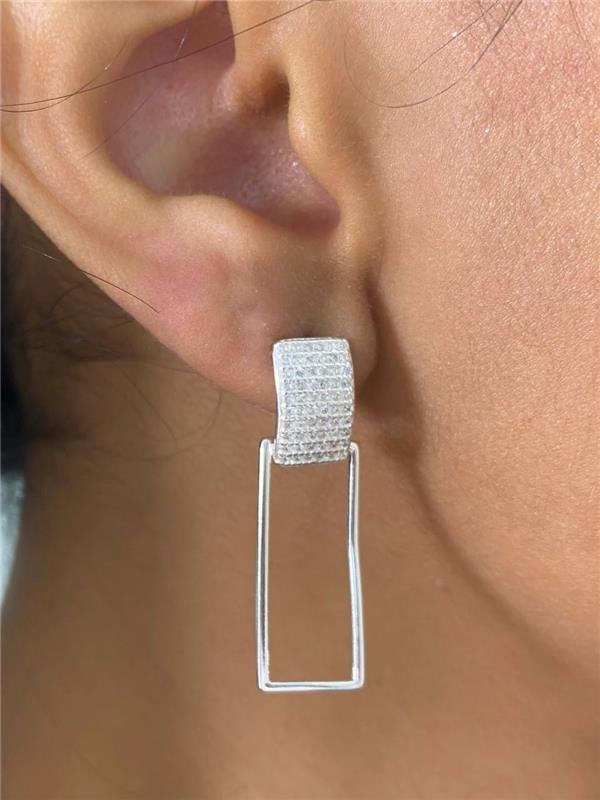 BRINCO C/PINGENTE RETÂNGULAR VAZADO E CRAVEJADO