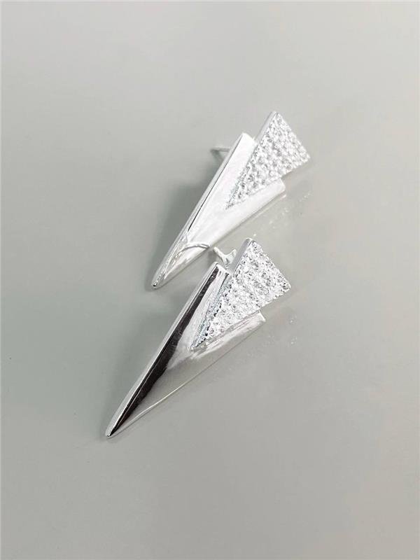BRINCO TRIÂNGULO ALONGADO LISO E ZIRCÔNIA