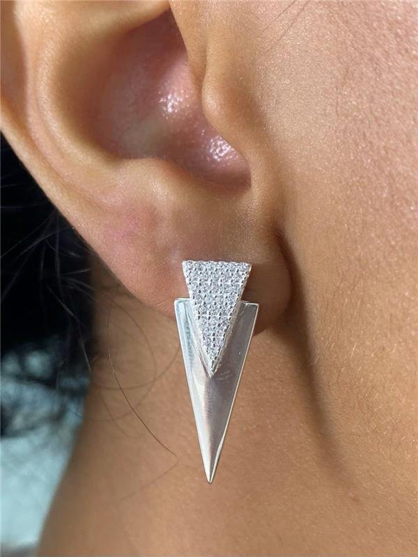 BRINCO TRIÂNGULO ALONGADO LISO E ZIRCÔNIA