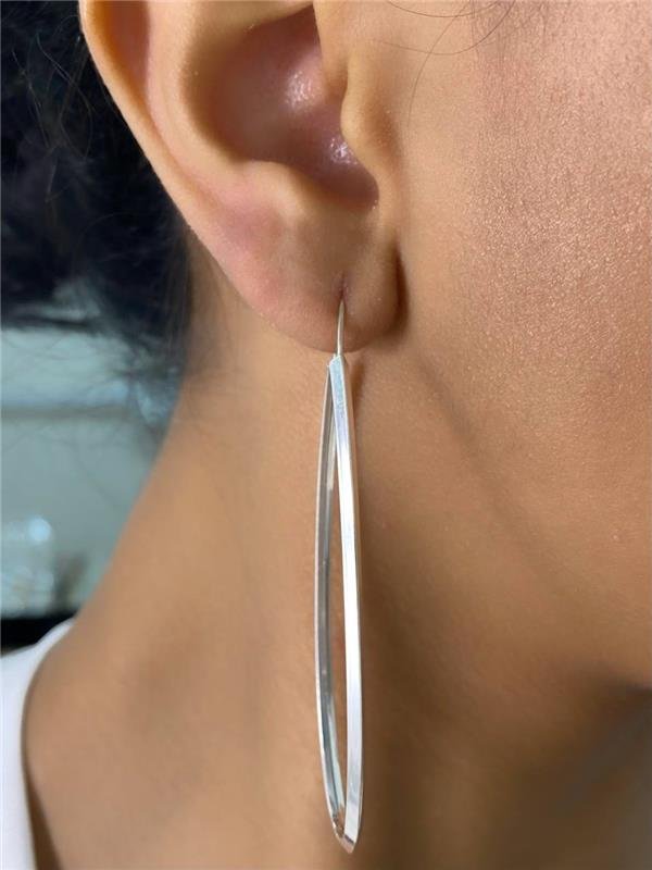 BRINCO ARGOLA OVAL FIO TRIÂNGULO