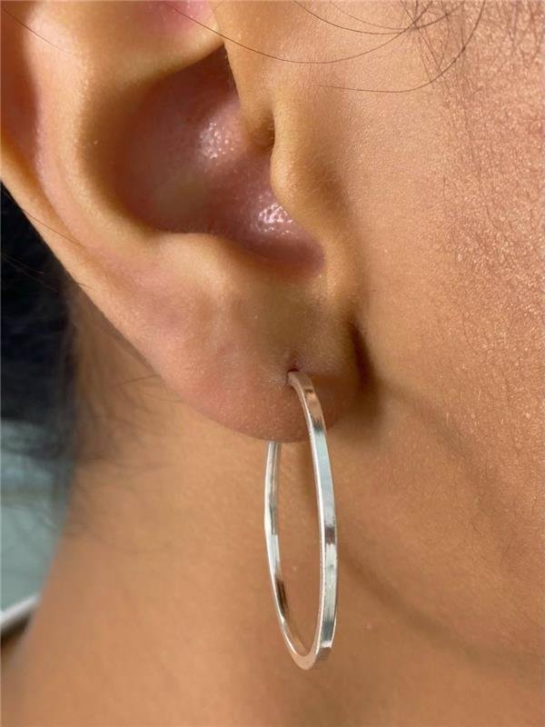 BRINCO ARGOLA FIO QUADRADO FINO