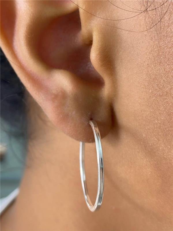 BRINCO ARGOLA FIO QUADRADO FINO