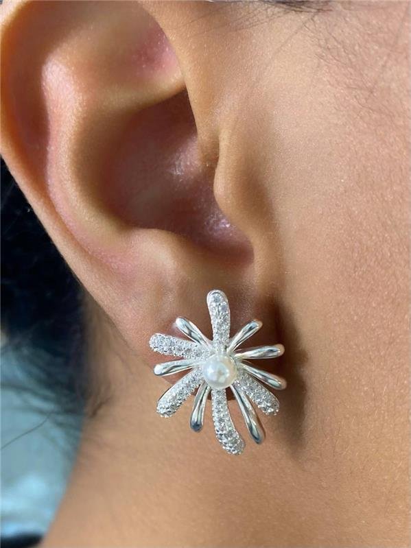 BRINCO FLOR C/PÉROLA SHELL E ZIRCÔNIA