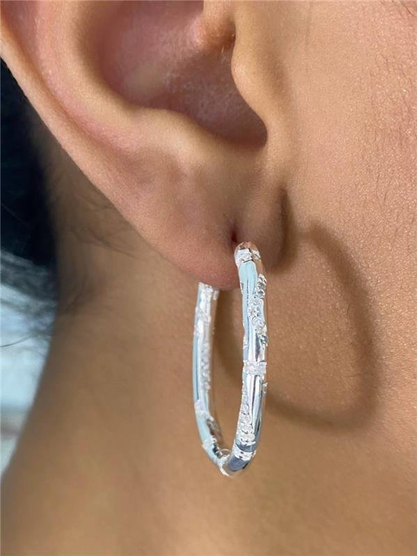 BRINCO ARGOLA OVAL C/DETALHE EM ZIRCÔNIA