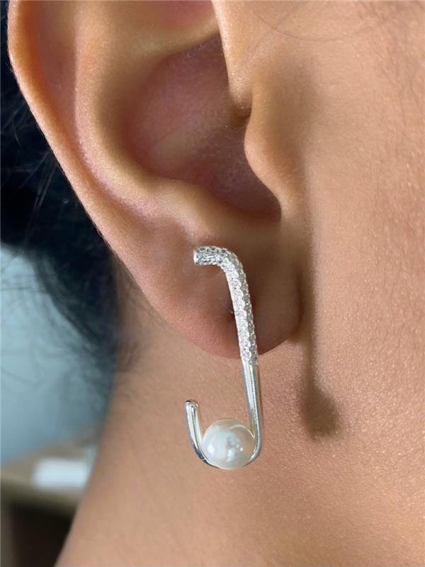 BRINCO GANCHO C/PÉROLA E ZIRCÔNIA