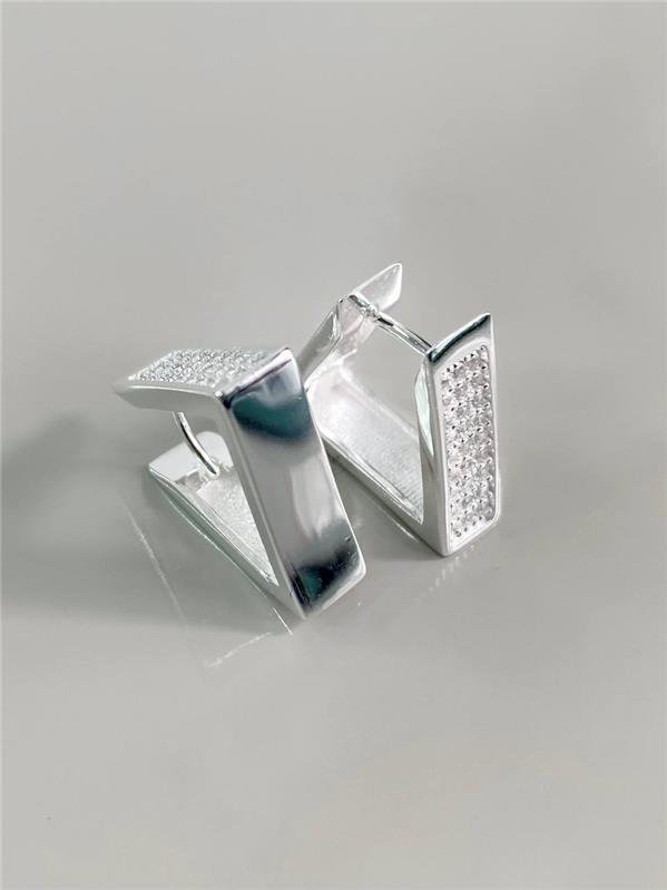 BRINCO ARGOLA TRIANGULAR C/ZIRCÔNIA