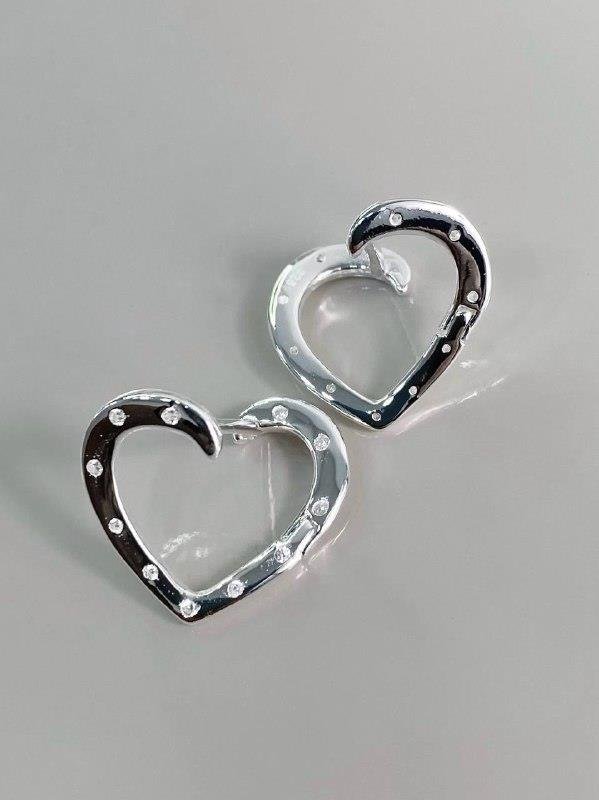 BRINCO ARGOLA CORAÇÃO TORTA 1,5X1CM