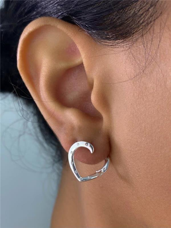 BRINCO ARGOLA CORAÇÃO TORTA 1,5X1CM