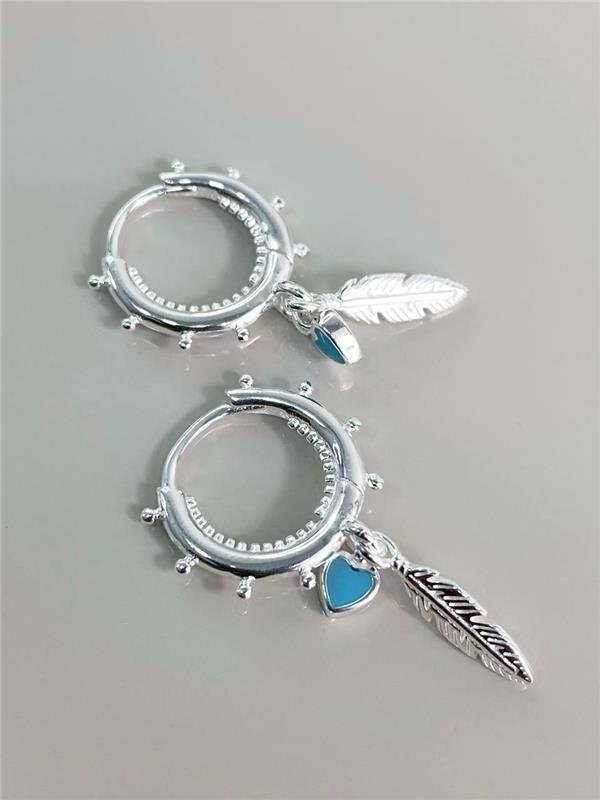 BRINCO ARGOLA PINGENTE PENA E CORAÇÃO