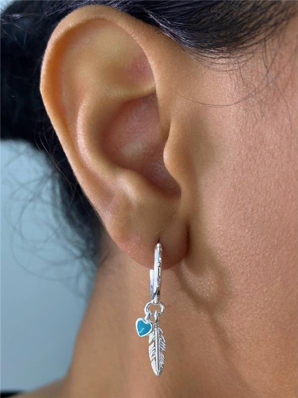 BRINCO ARGOLA PINGENTE PENA E CORAÇÃO