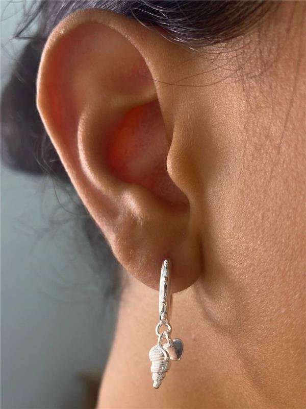 BRINCO ARGOLA PINGENTE CORAÇÃO E CONCHA