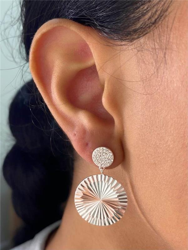 BRINCO PINGENTE CÍRCULO C/TEXTURA E ZIRCÔNIA