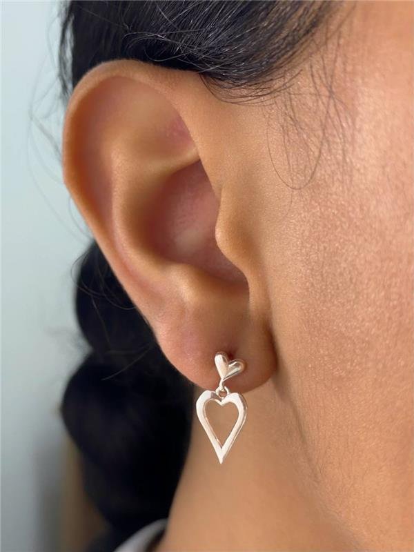 BRINCO PINGENTE CORAÇÃO VAZADO