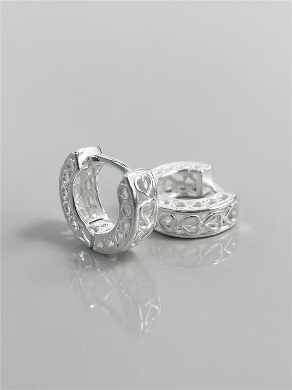 BRINCO ARGOLA DETALHE CORAÇÃO RENDA ITALIANA