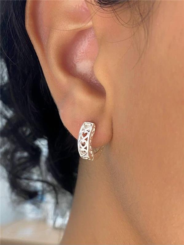 BRINCO ARGOLA DETALHE CORAÇÃO RENDA ITALIANA