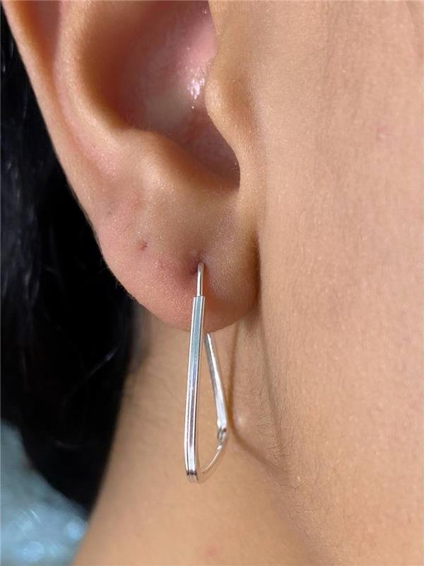 BRINCO TRIÂNGULO FIO QUADRADO