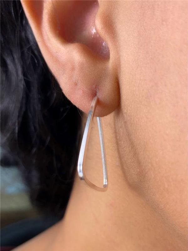BRINCO TRIÂNGULO FIO QUADRADO