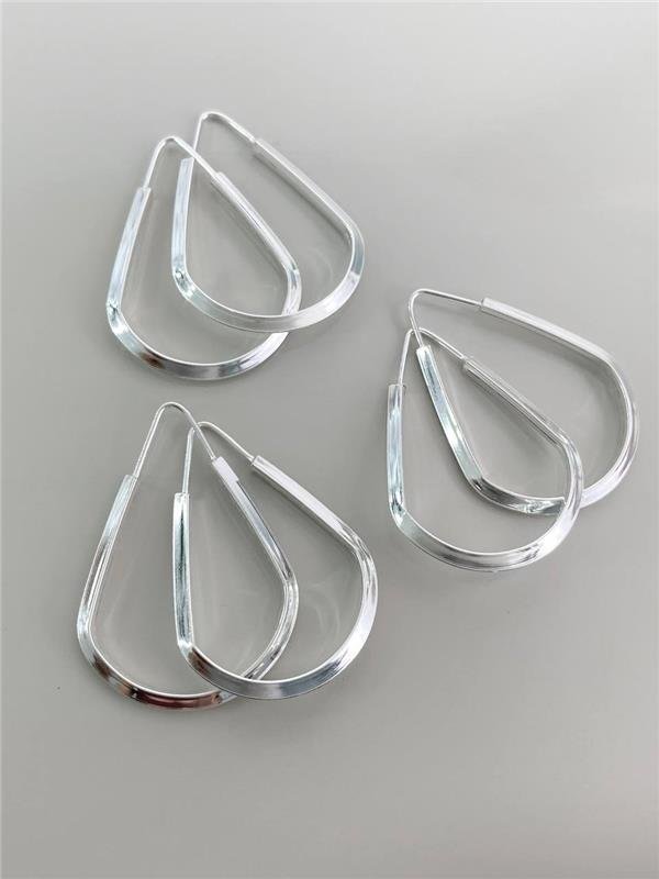 BRINCO GOTA FIO TRIÂNGULO