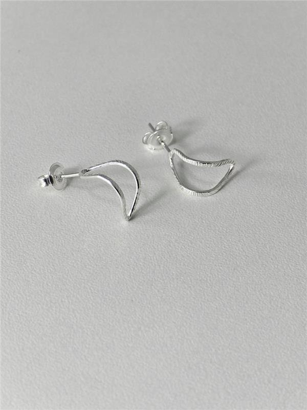 BRINCO CURVO C/TEXTURA VAZADO