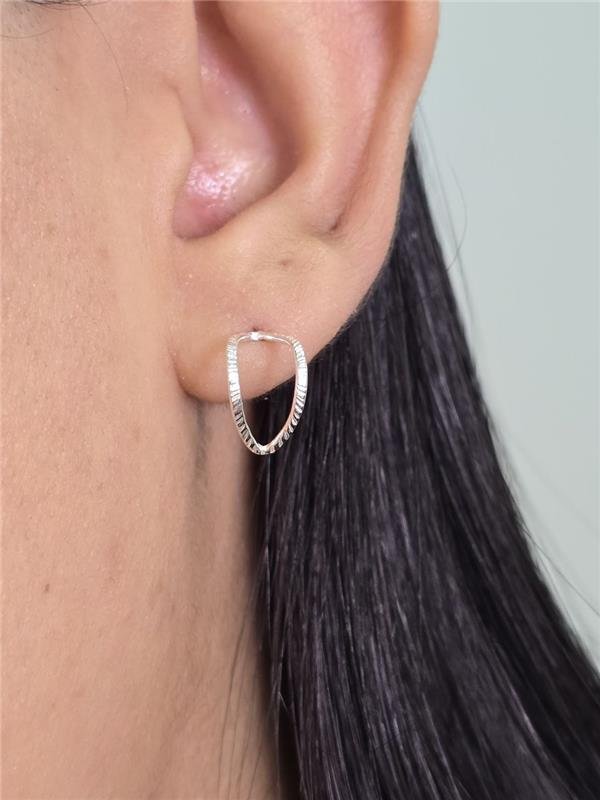 BRINCO CURVO C/TEXTURA VAZADO