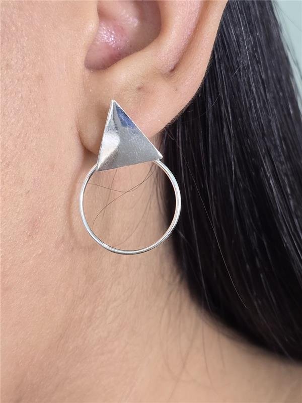 BRINCO TRIÂNGULO PINGENTE CÍRCULO