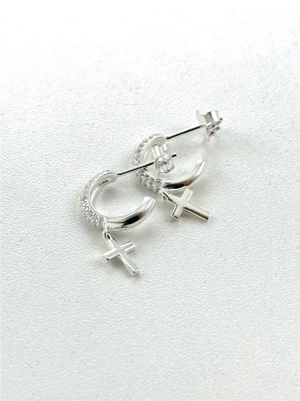 BRINCO ARGOLA CRAVEJADA C/PINGENTE CRUZ