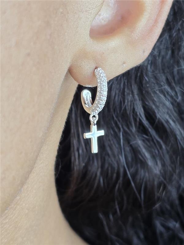 BRINCO ARGOLA CRAVEJADA C/PINGENTE CRUZ