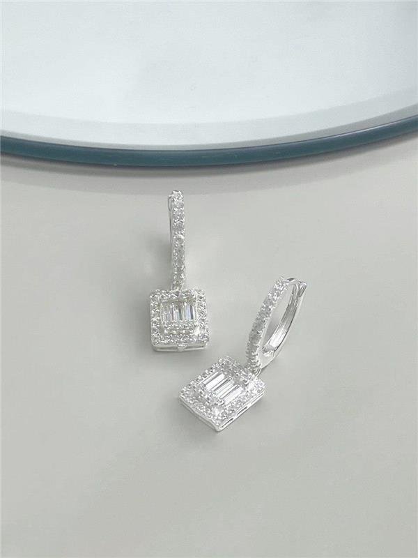 BRINCO ARGOLINHA 1,4CM C/PINGENTE RETÂNGULO CRAVEJADO