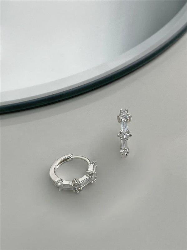 BRINCO ARGOLINHA C/PONTO LUZ E ZIRCÔNIA NAVETE 1,3CM