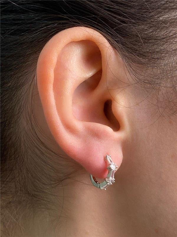 BRINCO ARGOLINHA C/PONTO LUZ E ZIRCÔNIA NAVETE 1,3CM