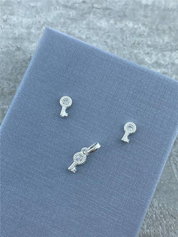 CONJUNTO BRINCO+PINGENTE CHAVE C/PONTO LUZ