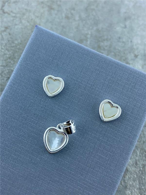 CONJUNTO BRINCO+PINGENTE CORAÇÃO MADRE PÉROLA