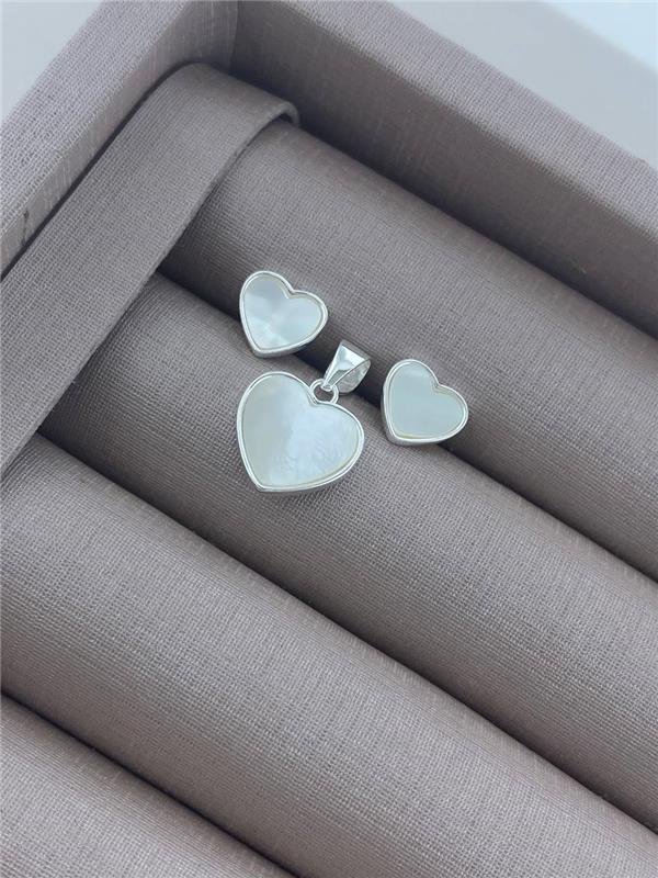 CONJUNTO BRINCO+PINGENTE CORAÇÃO MADRE PÉROLA