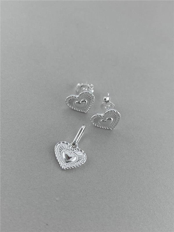 CONJUNTO BRINCO+PINGENTE CORAÇÃO C/RELEVO