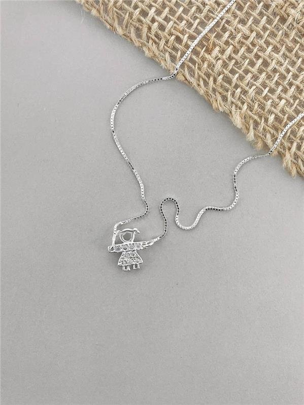 COLAR V15 COM PINGENTE MENINA CRAVEJADO