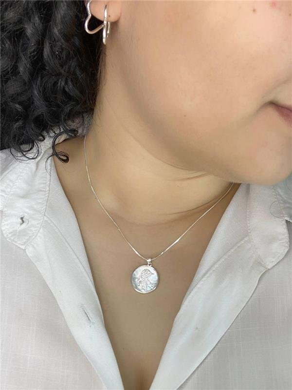 COLAR V15 MEDALHA MENINO ZIRCÔNIA MADRE PÉROLA