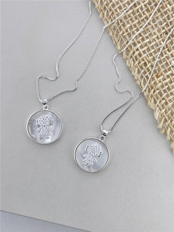 COLAR V15 MEDALHA MENINA ZIRCÔNIA MADRE PÉROLA