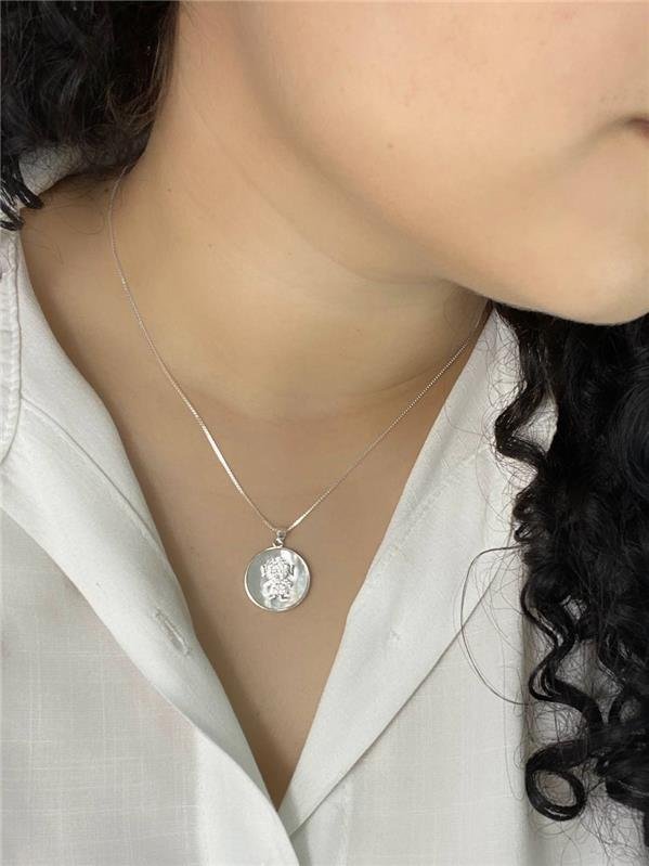 COLAR V15 MEDALHA MENINA ZIRCÔNIA MADRE PÉROLA