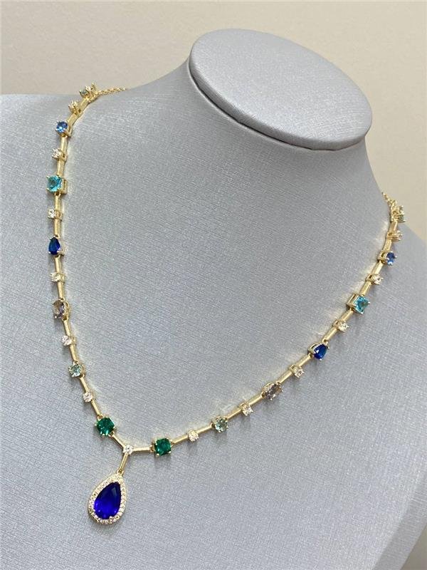 COLAR COM DETALHE E PINGENTE GOTA