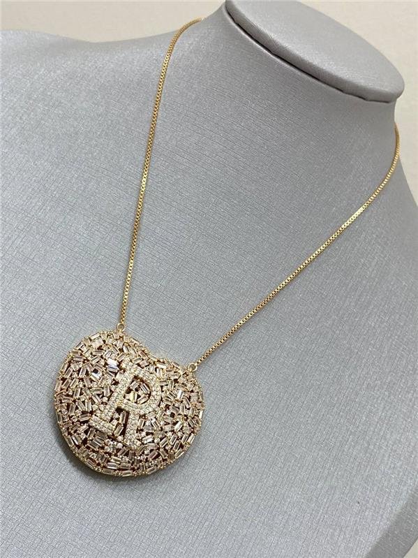 COLAR GRAVATA PINGENTE CORAÇÃO ALFABETO CRAVEJADO