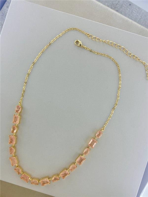 COLAR COM DETALHE EM RETÂNGULO/OVAL 