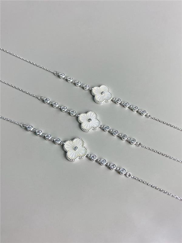 PULSEIRA TREVO COM PONTO LUZ 16CM+3CM EXTENSOR